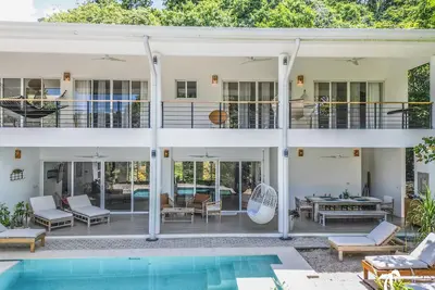 Image de Beautiful Hilltop home in exclusive neighborhood