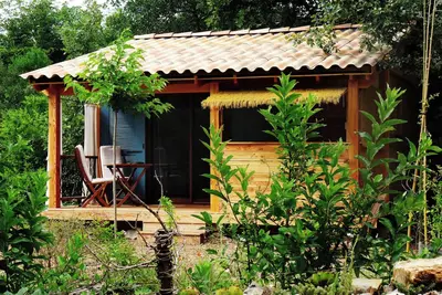 Image de Gîte cosy sous les chênes avec cuisine d'extérieur, idéal pour se ressourcer.