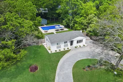 Image de Recently Renovated and Modernized Hampton Bays Beach Beach Bungalow Perfect. . .