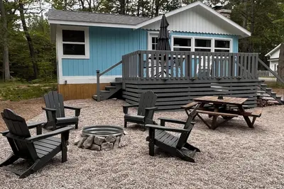 Image de Cozy Small Cabin just a 2 minute walk to Lake Huron with a beautiful beach.
