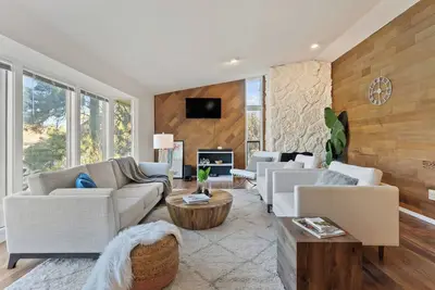 Image de Bright Contemporary Dishman Hills Family Retreat