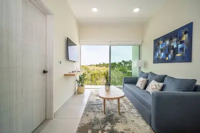Image de 2 Bd Suite w/ Jungle View Balcony + Rooftop Pool