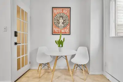 Image de Beautiful modern and cozy 1-bedroom + loft apartment in East Toronto