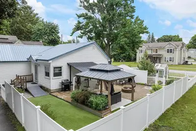 Image de 3 blocks from Lake Charlevoix and downtown Boyne City. Family fun awaits!