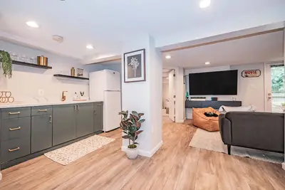 Image de Luxury Home in Vienna, Va I Private Yard I Gym I 30 Day Minimum