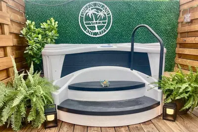 Image de Give-Updated 1-bedroom unit just step away from the beach!