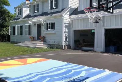Image de Happy Beach House steps from beach! Spa & Basketball court and colorful decor!