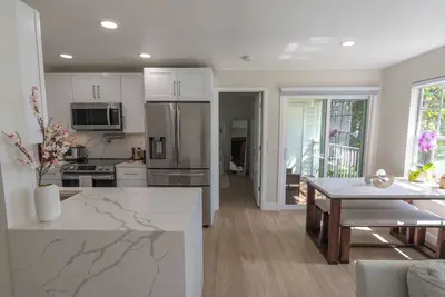 Image de Renovated 2br on I-Drive • Gigabit WiFi • Standing Desks • Monthly Stays