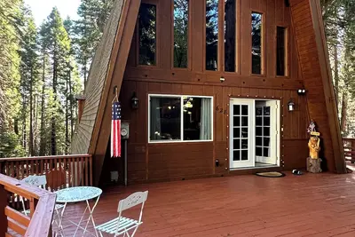 Image de Cozy cabin retreat among the trees. Charming 3 bedroom/2 bath with hot tub.