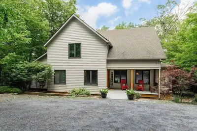 Image de Bluebird Mountain Home: Dog Friendly, No Step Master