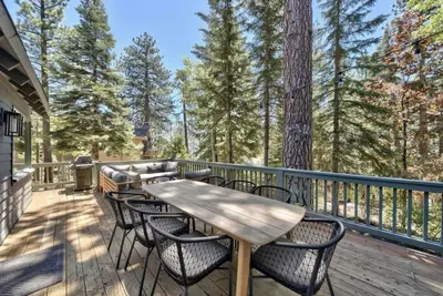 Image de Gorgeous Cabin Lake View Walk to Trails A+ Deck
