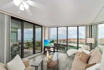 Image de Stunning Ocean Views ~ Seventh Floor Condo on the Beach!