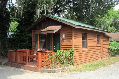 Image de Cozy Cabin in riverfront resort