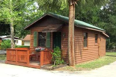 Image de Cozy Cabin in riverfront resort