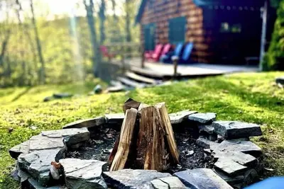 Image de Private Cabin Retreat on 10 Acres! Firepit, custom kitchen, endless green beauty