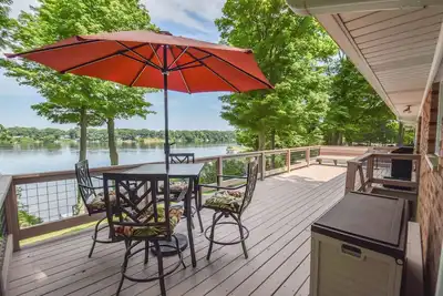 Image de Rustic Hills Retreat. . . a scenic home on beautiful lake front property.