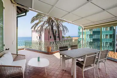 Image de Appartement 'Wonderful Flat By Sea Chez Monique' avec vue sur la mer, terrasse privée et Wi-Fi
