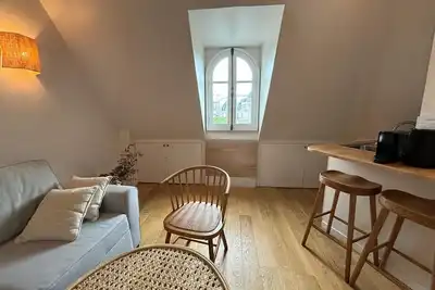 Image de Studio cosy avec vue sur les toits de Paris