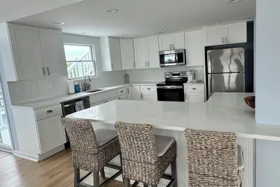 Image de Newly Renovated Beach house- 1 house away from the bay, 5 houses from the Beach