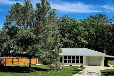Riverfront Retreat on the Withlacoochee River and only minutes to Rainbow River!