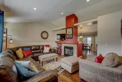 Image de Maison familiale avec 4 chambres, 3 sdb, ping-pong, wifi rapide et plus encore!