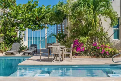 Image de Spacious 2-bedroom condo with pool and beach views