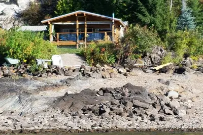 Image de West facing Waterfront Cottage w/private beach & dock access & buoy\n