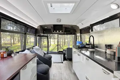 Image de Bussie McBusFace, converted bus in Little River