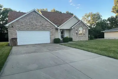 Image de Beautiful vacation home seconds away from Lake Shelbyville Beach and Boat Ramp! !