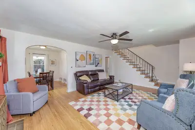Image de 3 min walk to Ims First Turn! King Bed - Full Kitchen - Peaceful front porch!