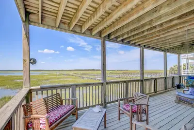 Image de 1568 East Ashley! Ocean & Marsh View, Large Screen Porch & Open Floorplan