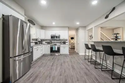 Image de 6 Bed w Desks ; 3. 5 Bath ; 940 Mbps ; New Remodel