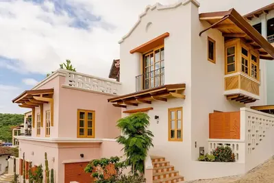 Image de Luxury Designer Beach home with stunning ocean view. Walk to the sand!