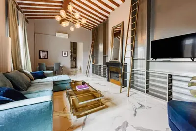 Regina House in Florence by Mmega