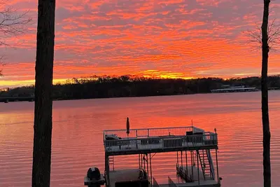 Image de Eight Sandals - Lakefront home on Lanier w/dock, hot tub, fire pit and game room