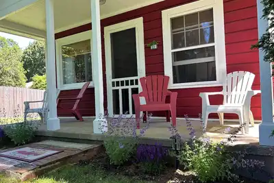 Image de The Little Red Cottage - A cozy home steps away from private beach & wine trail.