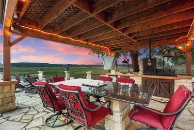 Image de Luxury Lake Life - Boat Dock, Outdoor Kitchen, Basketball Court, Game Room & Bar