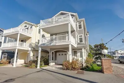 Image de 4br 3. 5ba community Pool 2 bl from beach w/ lifeguard & bathroom no pets/smoke