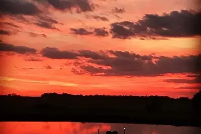 Image de Barndominium in the country. Two acre fishing lake, large porch and Pickleball.