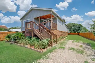 Image de Sleeps 8 | 20 Min to Galveston | Gated | Grill