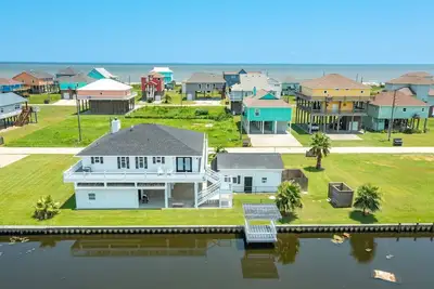 Image de Crystal Crab - Canal Front Home, Walking Distance to Beach Access