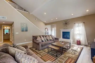 Image de Spacious home w/granite countertops, gas fireplace & 2 large patios-shared pool