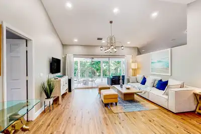 Image de Quiet house modern updates with patio & 10 minutes from beach- snowbird friendly