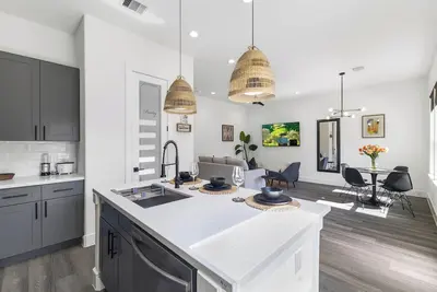 Image de Escape to Tranquility: Luxurious Home Near Top Attractions and Family-Friendly!