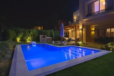 Safty Palm Oasis Private Pool with Golf View & 5 minutes away Beach Access