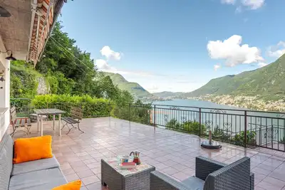 Image de Lovely Lake View Apartment with Terrace