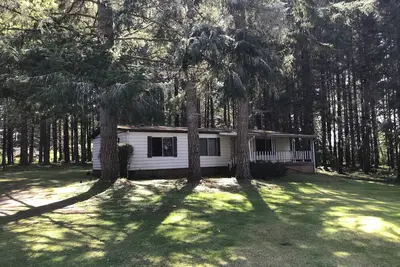 Image de cozy woods cabin with access with private beach access