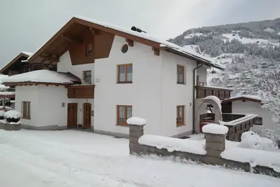 Image de Moderne Ferienwohnung mit Terrasse und Trockenraum Schibusanbindung in Haus-nähe
