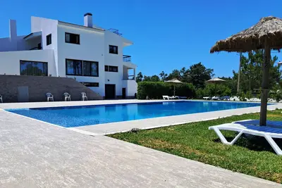 Image de SuĂte c/ wc privado, sala e terraço na Casa das Vinhas em Sesimbra