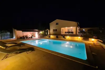 Image de Arles 🌞Agréable villa familiale 👪 Grande piscine 🌞 clim, wifi, 10 personnes